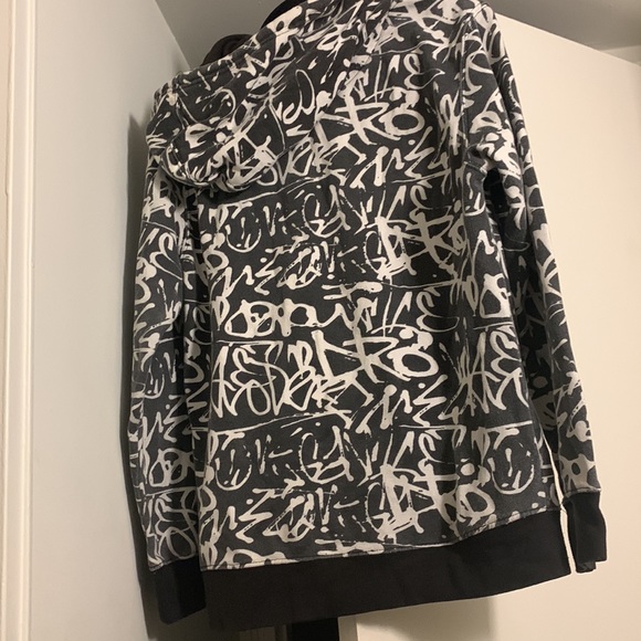 Runs big - Picture 2 of 2